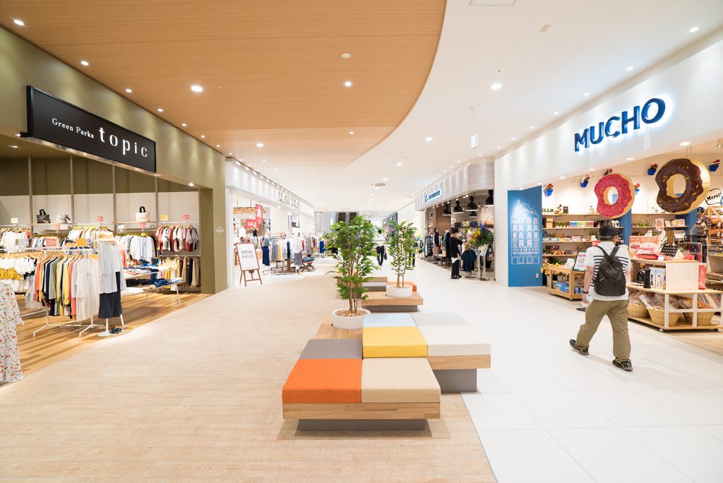 イーアス高尾 店舗内 width=
