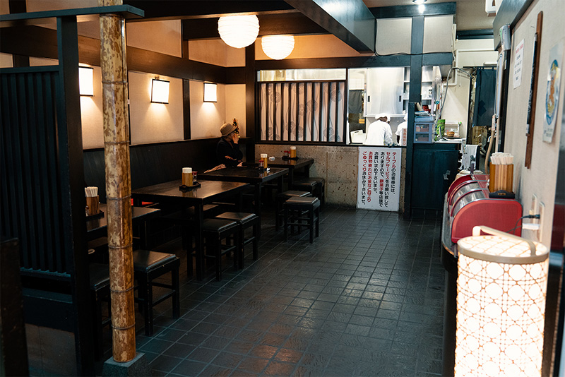 伊勢谷 本店 ショーケース イートインスペース 1階