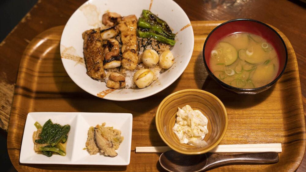 たっぷり濃厚醤油ダレがたまらない 八王子駅近く 星の家 の焼鳥丼 八王子ジャーニー