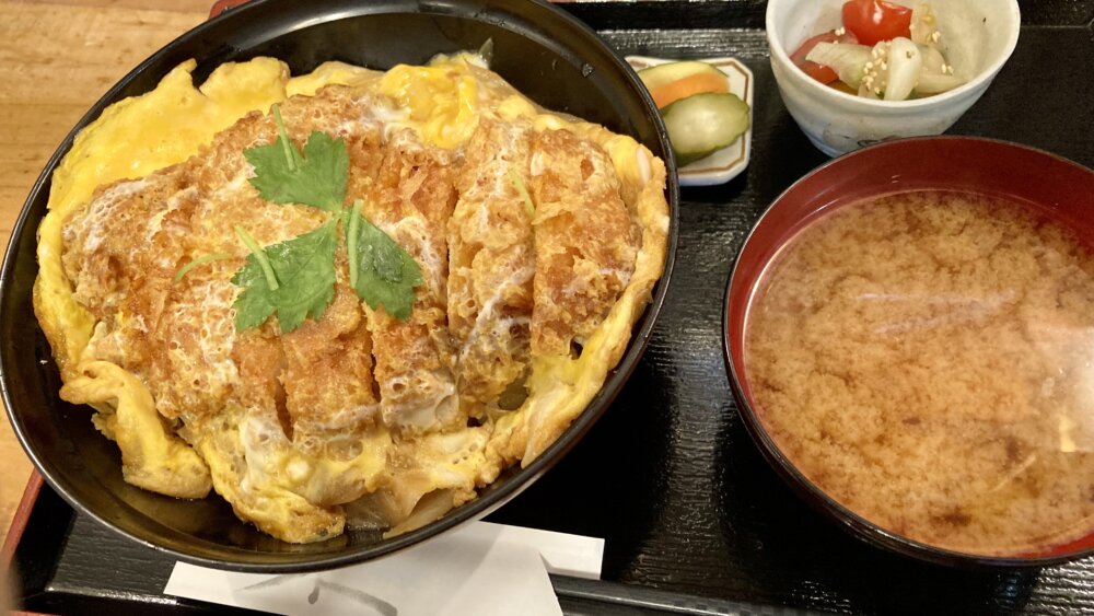 安倍元総理も食した特別カツ丼に舌鼓 老舗の定食屋 信年 八王子ジャーニー